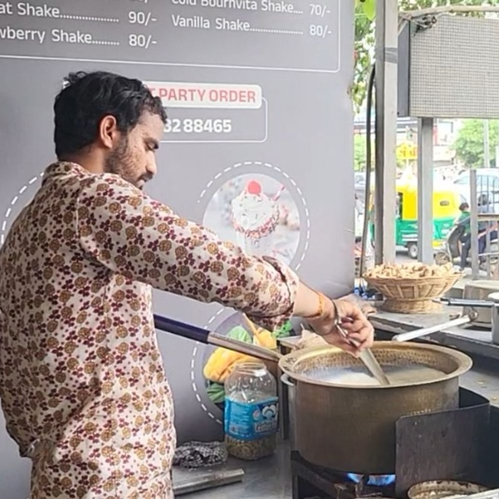 અમદાવાદીઓને સવારની કડક ચા હવે મોંઘી પડશે:ખાંડના ભાવ આસમાને પહોચતા કટીંગ ચાના ભાવ વધ્યા, દુકાનકારોએ કહ્યું- 10 રૂપિયામાં ચા આપવી પોસાય તેમ નથી