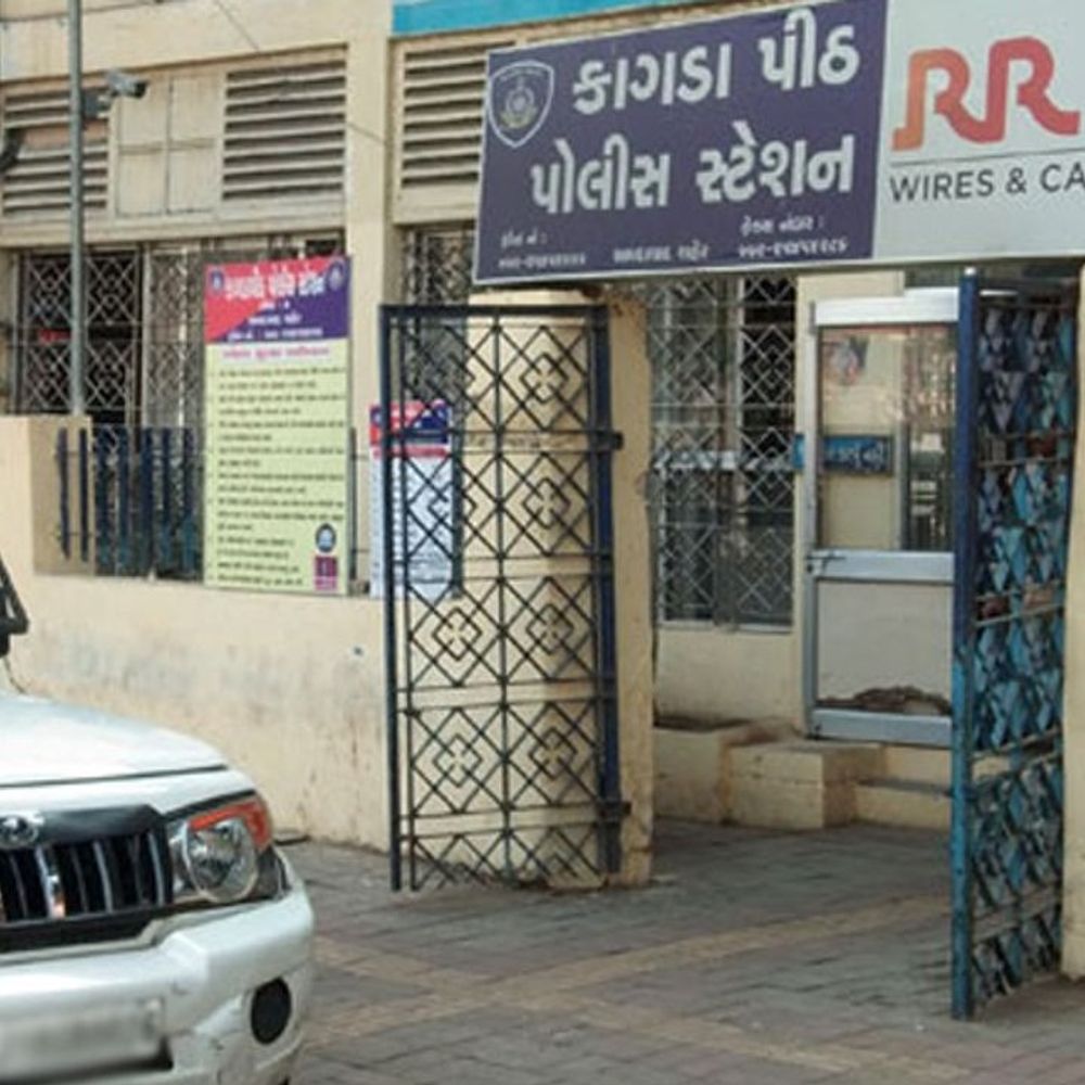 આસ્ટોડિયામાં ટ્રાવેલ્સકર્મી પર છરાથી હુમલો કરી હત્યાનો પ્રયાસ કર્યો:'તારા શેઠે મારી સામે ફરિયાદ કરી છે, હવે તને જીવતો નથી છોડવાનો', ફરિયાદ નોંધાઈ