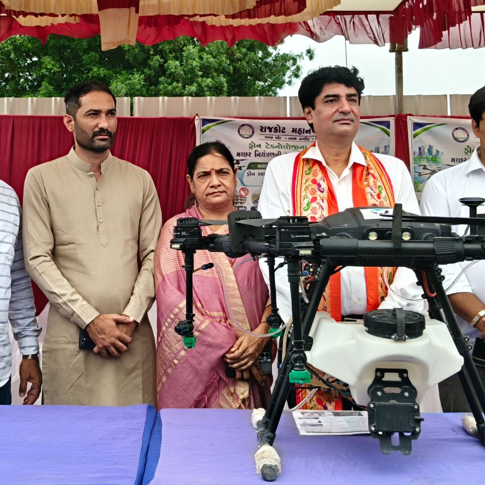 હવે AI ડ્રોન મચ્છરોને ભગાડશે!:મનપાએ રામનાથપરા મંદિર પાસે ડ્રોનથી દવા છંટકાવનો પ્રારંભ કર્યો, મ્યુ. કમિશનર મોડા આવ્યા તો મેયરે કાર્યક્રમ શરૂ કરી દીધો
