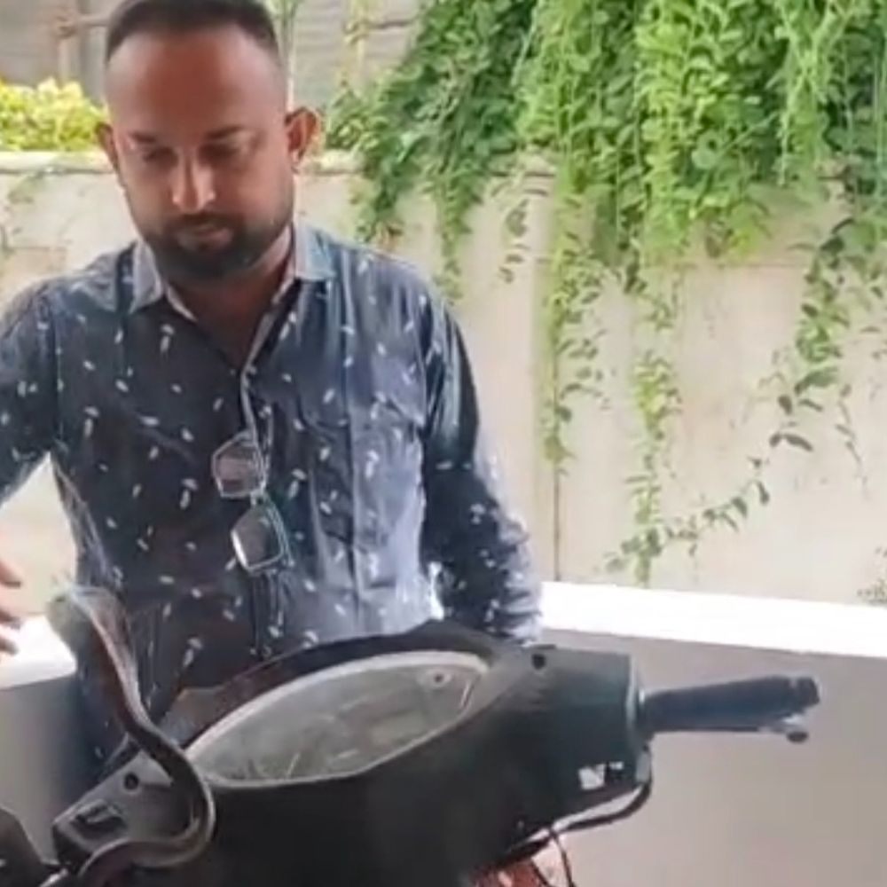 એક્ટિવામાં ઘૂસેલા કોબ્રા સાપનું રેસ્ક્યૂ:એક્ટિવામાં કોબ્રા સાપનું બચ્ચું ઘૂસી જતાં સ્થાનિકોમાં ગભરાટ ફેલાયો, વન વિભાગે ભારે જહેમત બાદ સાપનું રેસ્ક્યૂ કર્યું