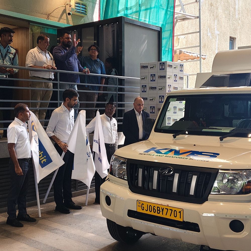 વડોદરા શહેરને સ્વચ્છ રાખવા માટે સહયોગ:VMCને મળ્યું ફૂલ્લી ઓટોમોટિક 2 ક્યુબિક મીની ટ્રક માઉન્ટેડ રોડ સ્વીપર મશીન, 18500 ચોરસ મીટર પ્રતિ કલાક અને 2,000 લિટર ધૂળ એકત્ર કરવાની ક્ષમતા