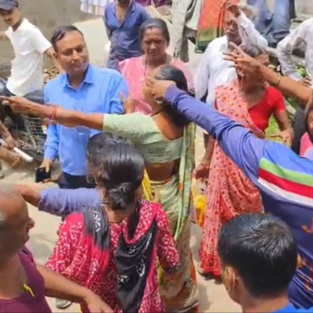 મકરપુરામાં સ્માર્ટ મીટર લગાવવા સામે રહીશોનો વિરોધ:જાણ વગર 6-7 ઘરોમાં મીટર બદલી દેવાતા હોબાળો, પોલીસે મામલો શાંત પાડ્યો