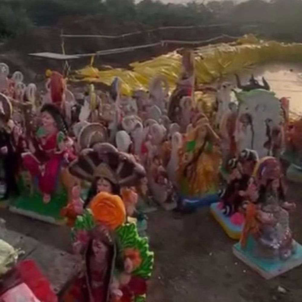 સજ્જડ સુરક્ષા વચ્ચે દશામા મૂર્તિ વિસર્જન સંપન્ન:સાત કૃત્રિમ કુંડ અને કેનાલ બ્રિજ પર આશરે 5 હજારથી વધુ મૂર્તિઓનું સુરક્ષિત વિસર્જન કરાયું, ફાયર ટીમ ખડેપગે તહેનાત રહી