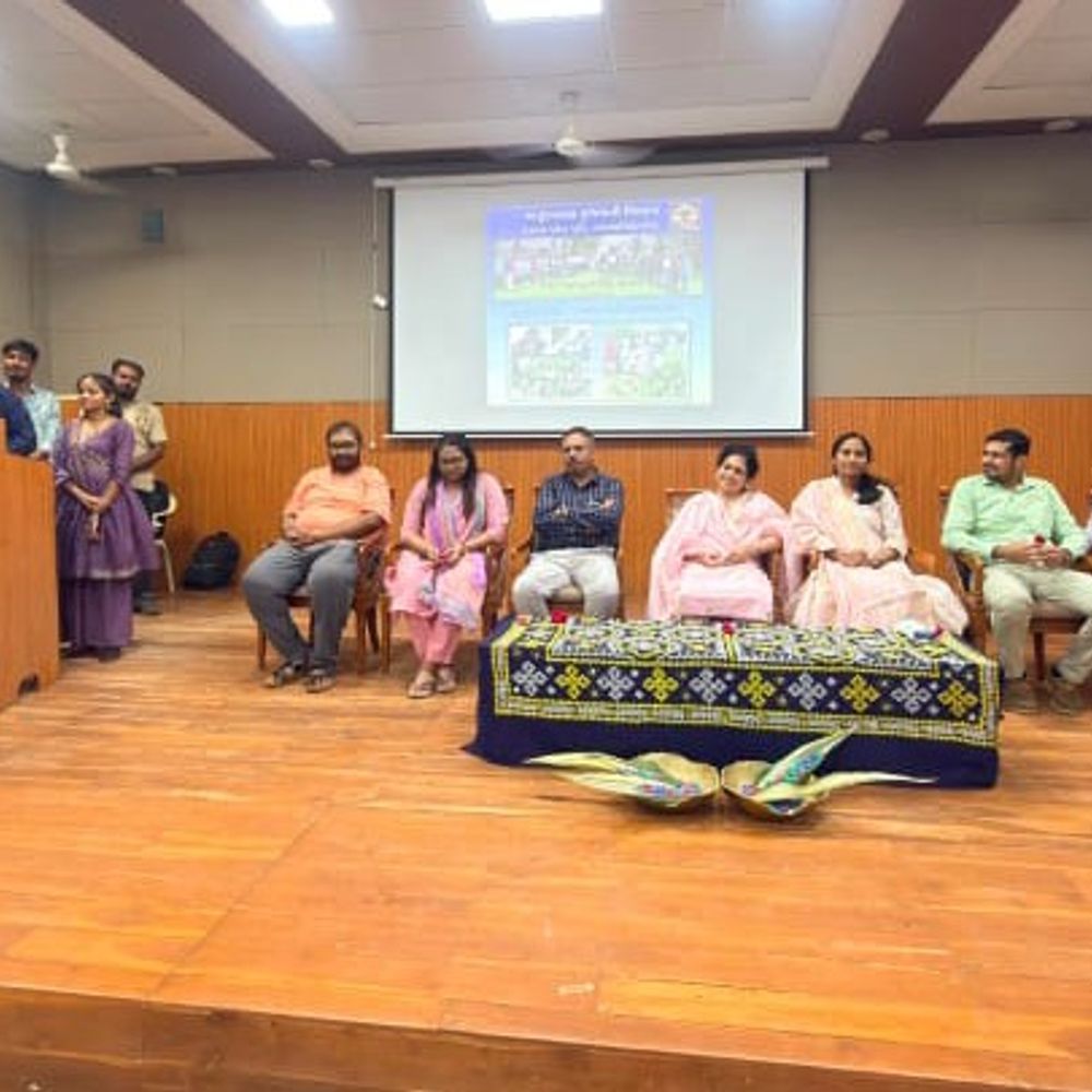 સરદાર પટેલ યુનિવર્સિટીમાં નવા વિદ્યાર્થીઓનું અભિવાદન:ગુજરાતી વિભાગે 'અઢી અક્ષરનું ચોમાસું' કાર્યક્રમ યોજ્યો