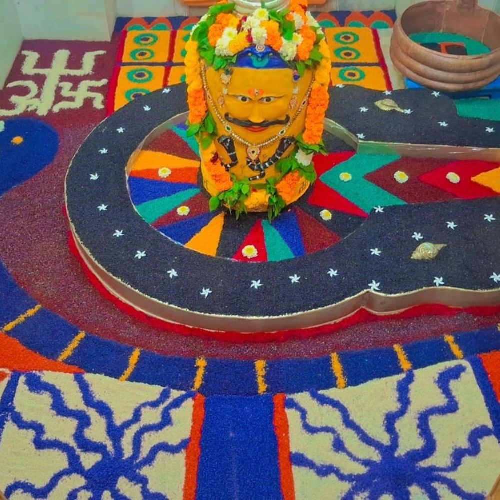બીજા શ્રાવણીયા સોમવારે સાબરકાંઠાના શિવ મંદિરોમાં અદભૂત સજાવટ:રાજેન્દ્રનગરના સોમનાથ મહાદેવને 51 કિલો ચોખા, બીલીપત્રો અને વિવિધ ફૂલોની પાંદડીઓનોથ શણગાર