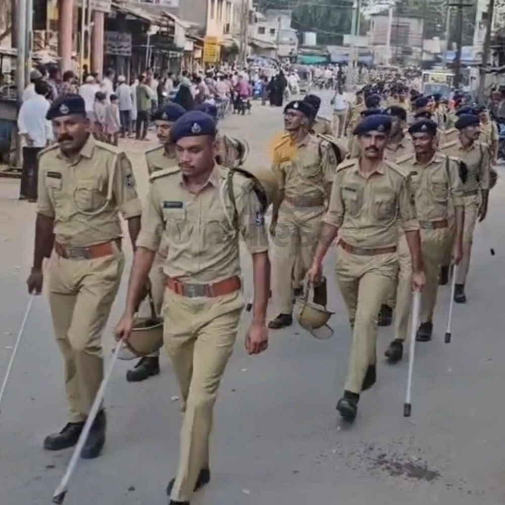ગોધરામાં પોલીસની ફ્લેગ માર્ચ યોજાઈ:રક્ષાબંધન અને ઈદે મિલાદના તહેવારોને લઈ પંચમહાલ પોલીસ એલર્ટ
