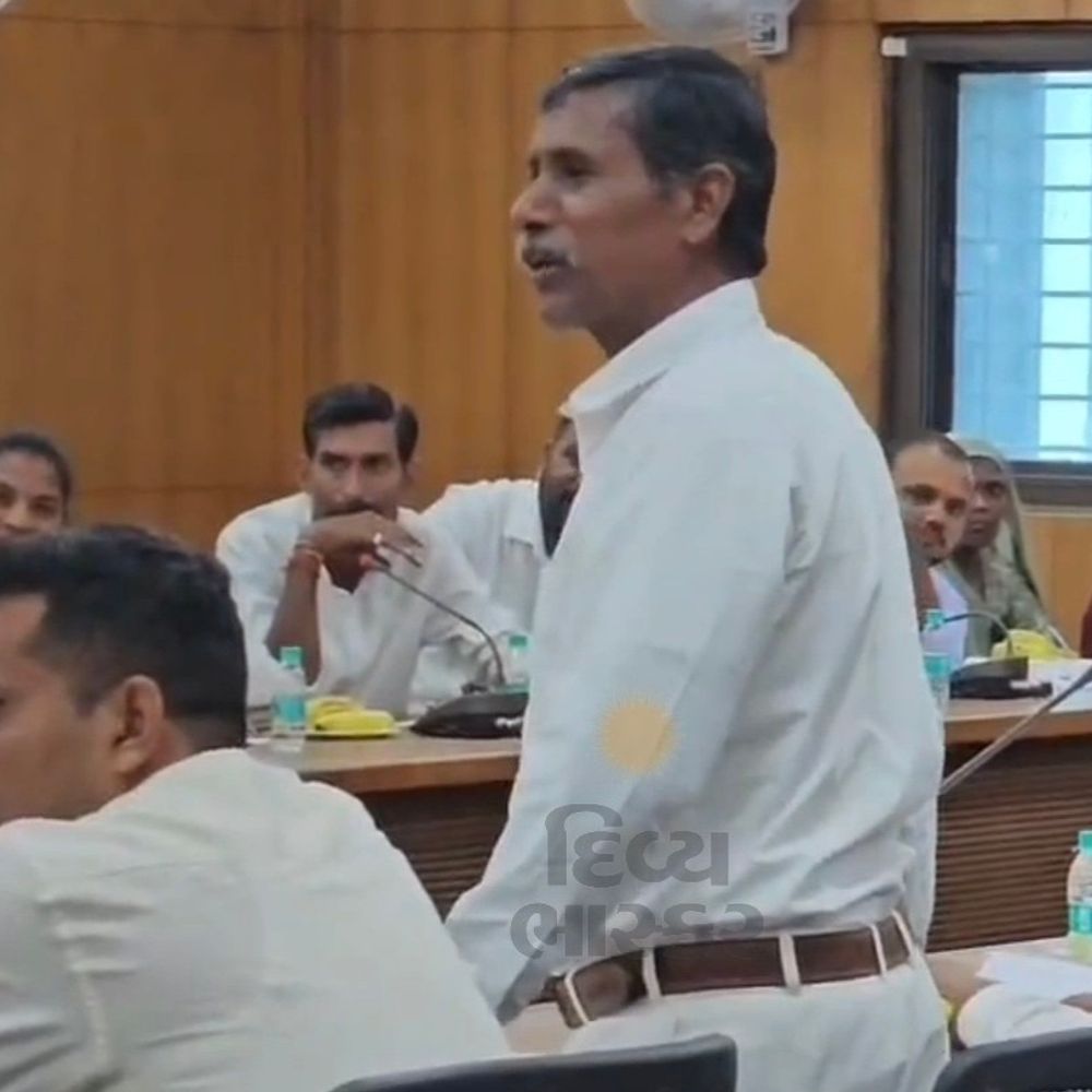 પંચમહાલ જિલ્લા પંચાયતમાં વ્યસની શિક્ષકનો મુદ્દો ગુંજ્યો:ઘોઘંબા શાળાના શિક્ષક પર નશામાં ફરજ બજાવવાનો આરોપ, કાર્યવાહી પર સવાલ
