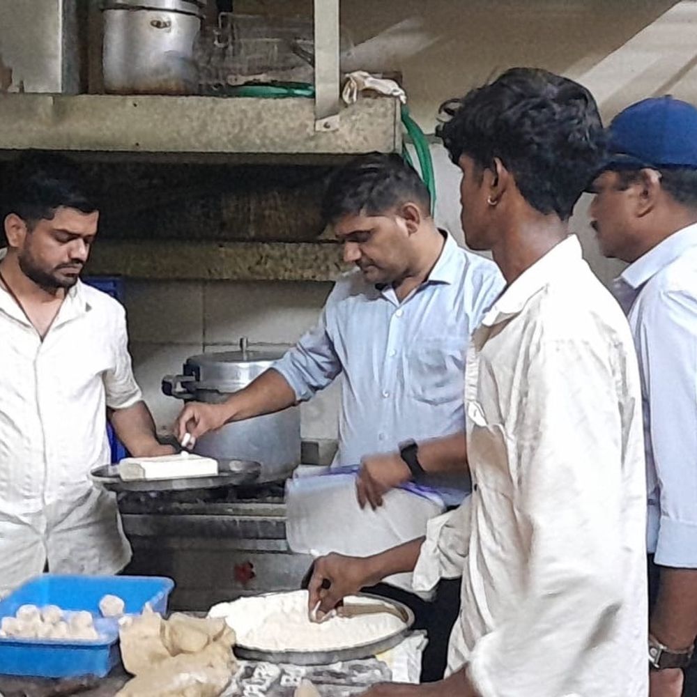 ફૂડ પોઈઝનિંગની ઘટના બાદ 1535 હોટલ-રેસ્ટોરન્ટમાં ચેકિંગ:800થી વધુને નોટિસ, 5.5 ટન અખાદ્ય ખોરાકનો નાશ; 28.75 લાખનો દંડ, 6 દિવસમાં 320 અધિકારીની ટીમની કાર્યવાહી
