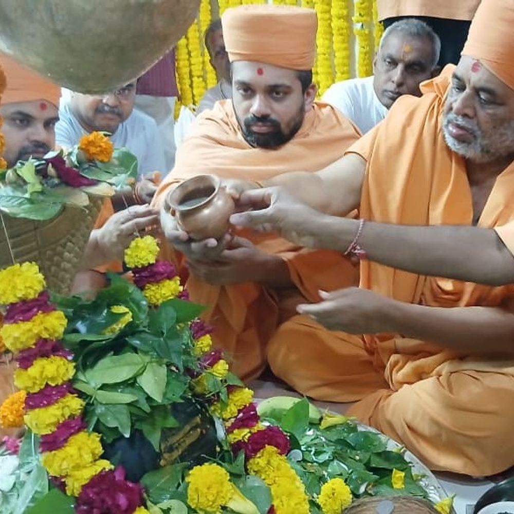 ભગવદચરણ સ્વામીએ આણંદમાં શિવ પૂજન કર્યું:ઓમકારેશ્વર મહાદેવ મંદિરમાં વૈદિક મંત્રોચ્ચાર સાથે પૂજા