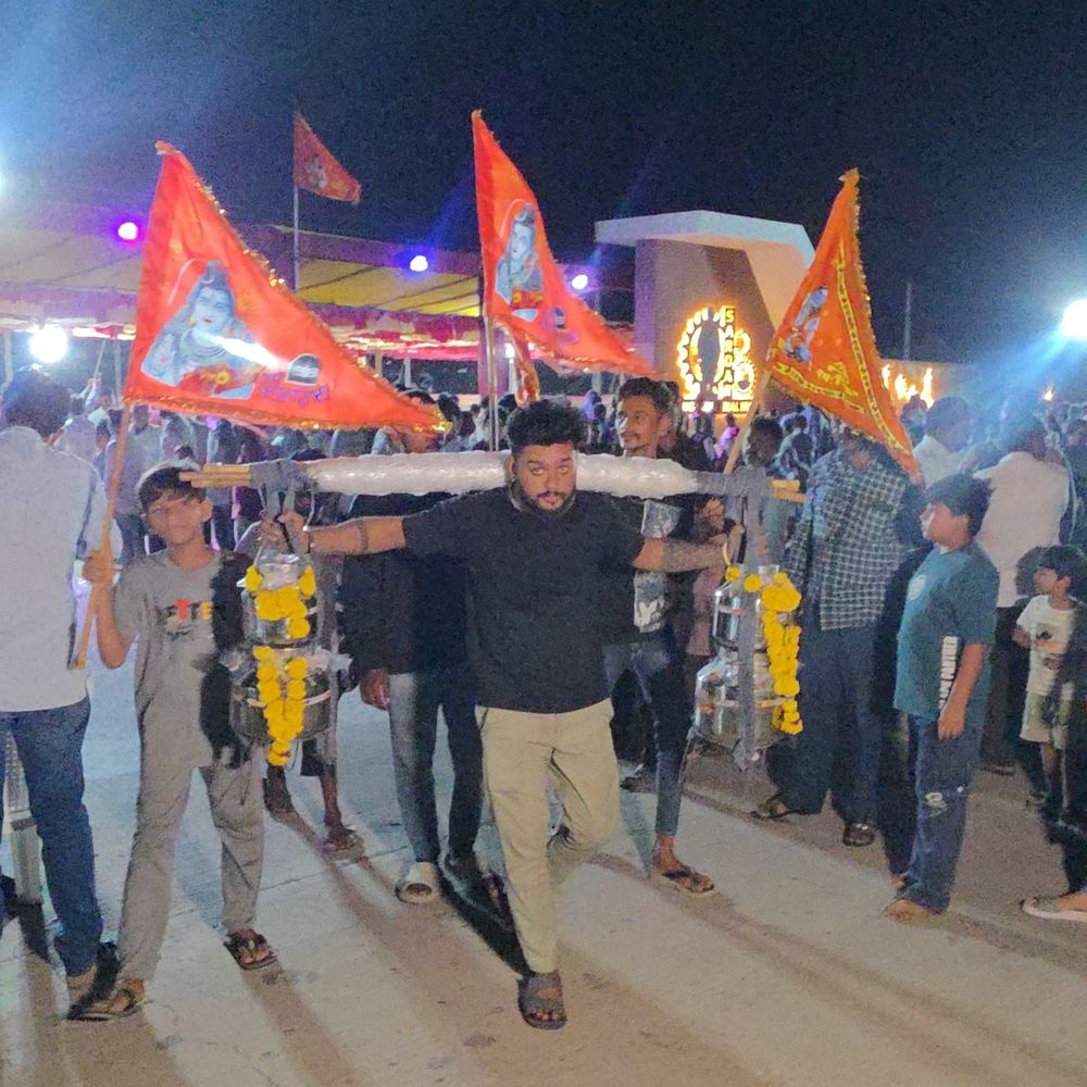 શ્રાવણના બીજા સોમવારે ભોળેશ્વર મંદિરે ભક્તોનું ઘોડાપૂર:જામનગરથી અનેક શિવભક્તો પગપાળા દર્શનાર્થે પહોંચ્યા, ઠેર-ઠેર સેવા કેમ્પ, ઢોલ-નગારાથી સ્વાગત
