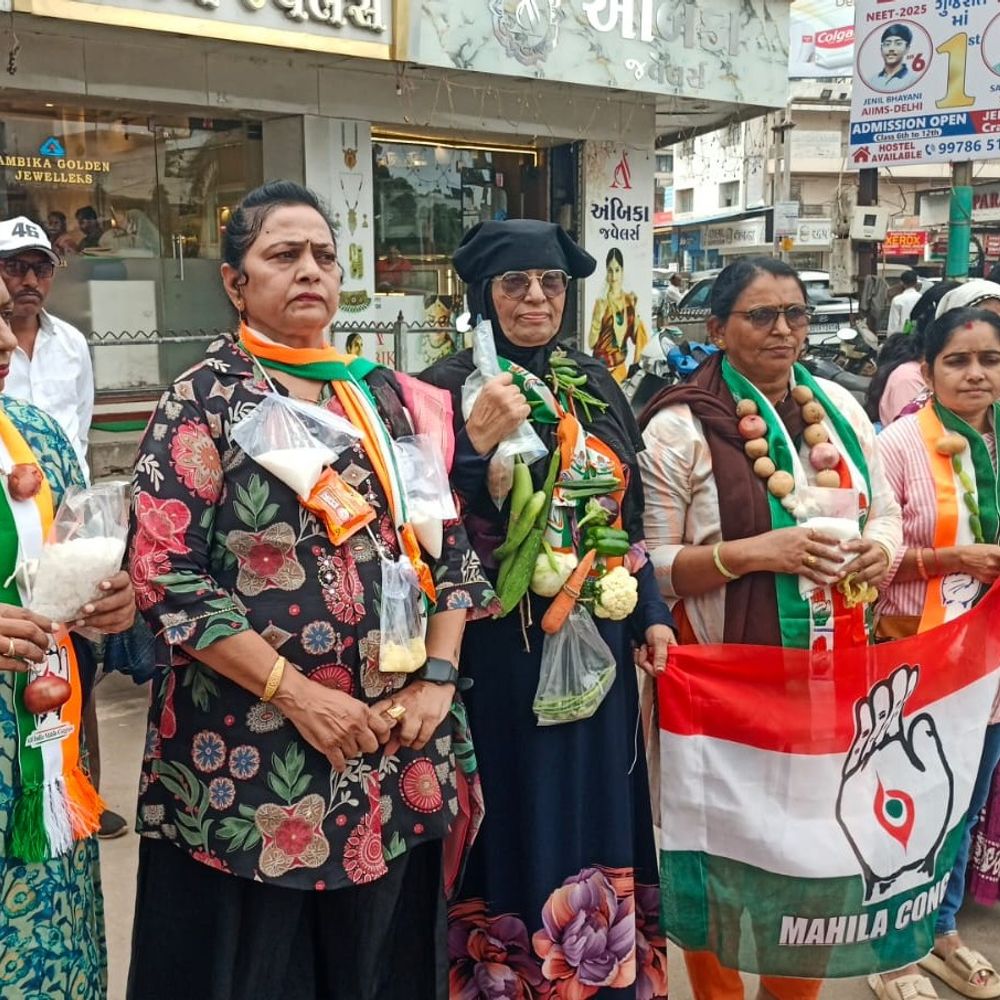 ભરૂચમાં મોંઘવારી સામે મહિલા કોંગ્રેસનું વિરોધ પ્રદર્શન:ખાંડ-ગોળની થેલીઓ, ડુંગળી સહિતની શાકભાજીના હાર પહેરી સરકાર સામે સૂત્રોચ્ચાર; તહેવારો ટાણે ભાવવધારાથી ‘દાઝ્યા પર ડામ’