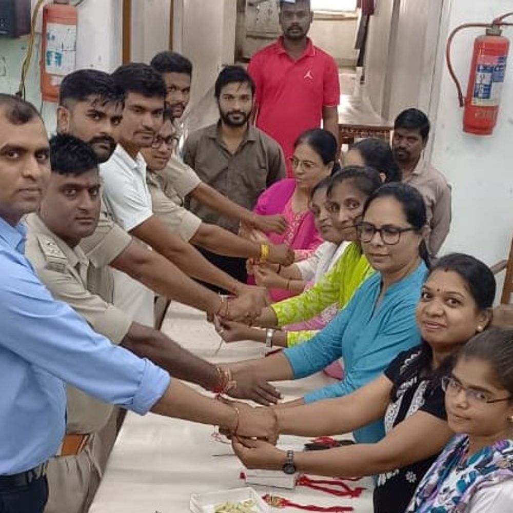 દાહોદ સબ જેલમાં રક્ષાબંધન પર્વની ઉજવણી:આરોગ્ય વિભાગની મહિલાઓએ બંદીવાનોને રાખડી બાંધી, ભાઈચારાનો સંદેશ આપ્યો