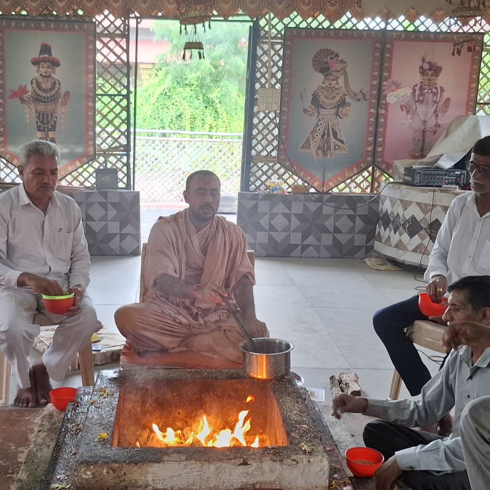 લોયાધામમાં ચાર્તુમાસ ભક્તિપર્વ, મહામંત્ર યજ્ઞ અખંડ ચાલુ:ઘનશ્યામપ્રકાશદાસજી સ્વામીની પ્રેરણાથી જનકલ્યાણાર્થે છેલ્લા 10 મહિનાથી યજ્ઞ