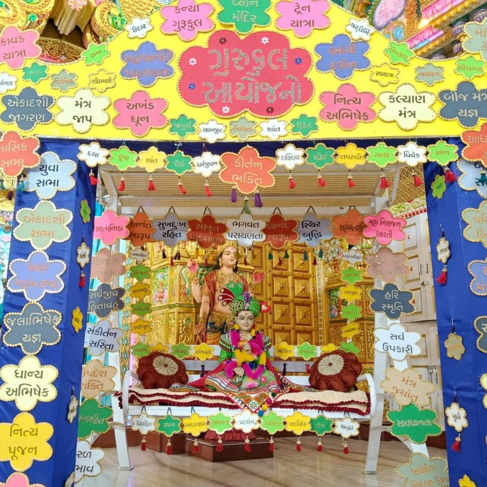 સુરતના સ્વામિનારાયણ ગુરુકુળમાં હિંડોળા ઉત્સવની ભવ્ય ઉજવણી:હરિનામ સંકીર્તન અને ધૂન સાથે શ્રદ્ધાળુઓએ ભગવાનને રીઝવ્યા