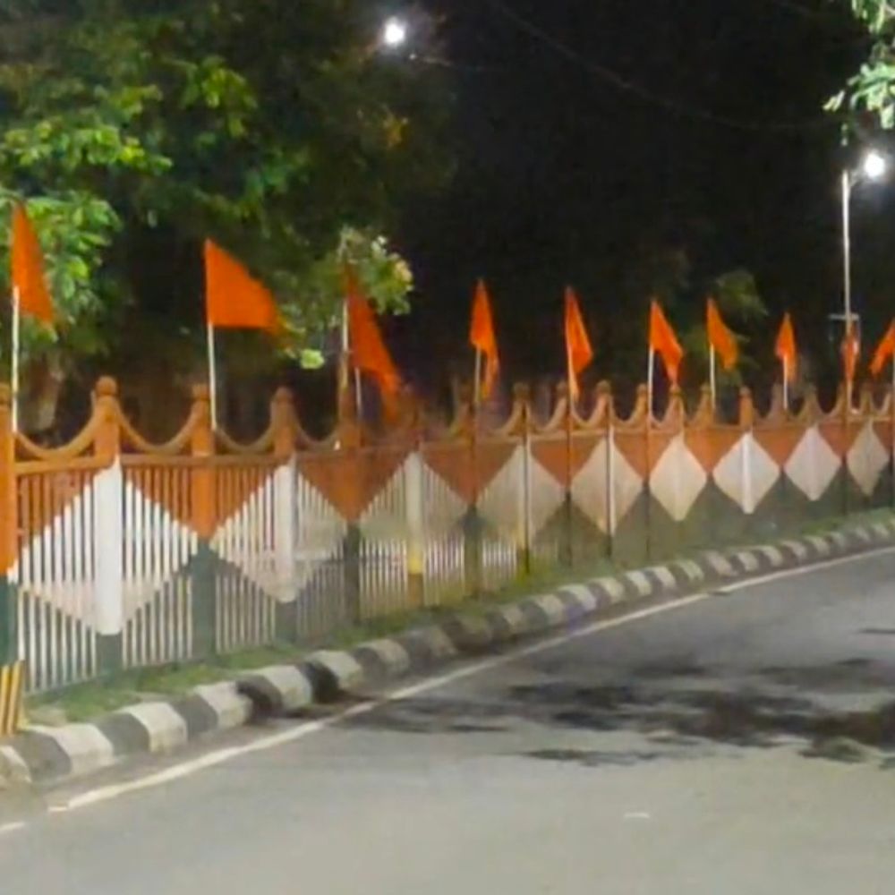 બોટાદમાં VHP દ્વારા જન્માષ્ટમી શોભાયાત્રાની તૈયારીઓ શરૂ:સ્વયંસેવકોએ શહેરમાં કેસરી ધજાઓ લહેરાવી, ઉત્સાહભેર ઉજવણીનું આહવાન