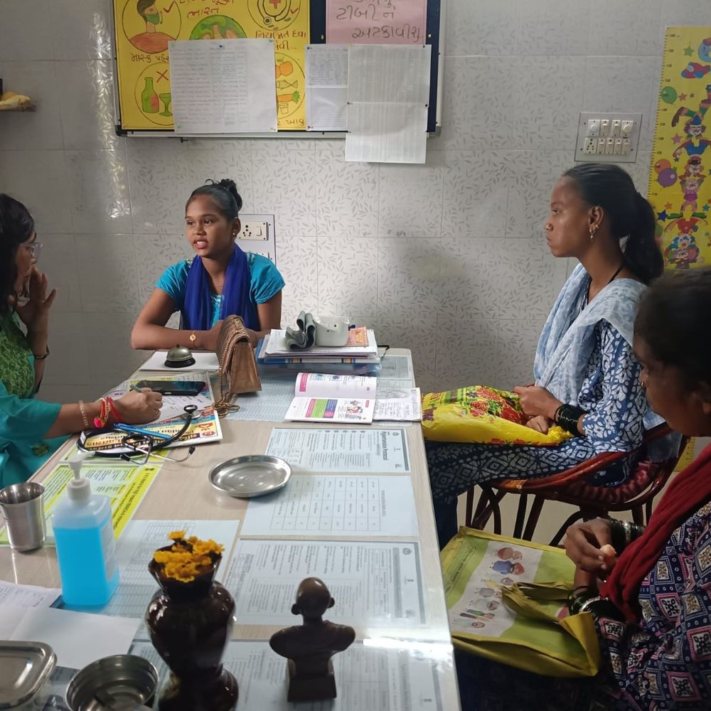 વલસાડની ચણવઈ PHC માં સગર્ભા માતાઓને યોગ શીખવાયા:પ્રધાનમંત્રી સુરક્ષિત માતૃત્વ અભિયાન હેઠળ વિશેષ કાર્યક્રમ યોજાયો