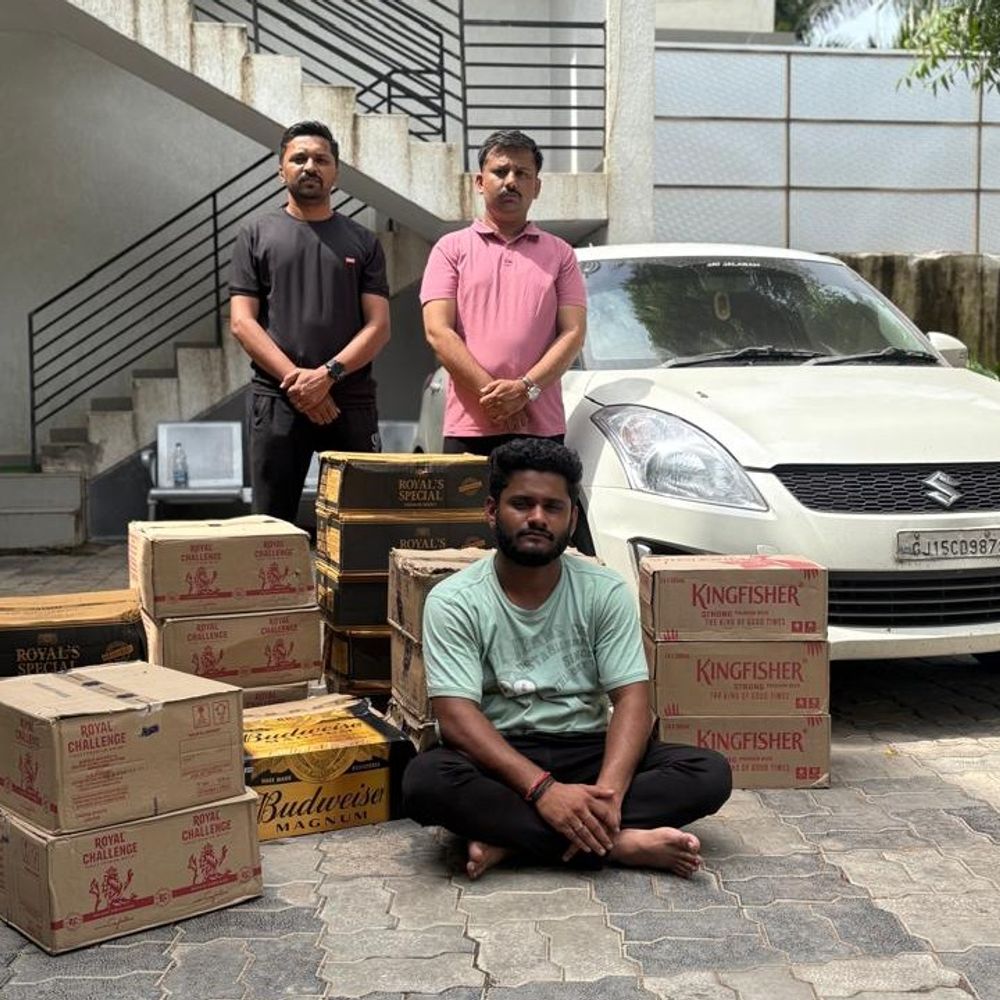 નવસારી LCBએ સિસોદરા બ્રિજ પાસેથી વિદેશી દારૂ ઝડપ્યો:સ્વિફ્ટ કારમાંથી ₹2.55 લાખનો વિદેશી દારૂ જપ્ત; પોલીસે કારચાલકની અટકાયત કરી; 2 ઈસમ વોન્ટેડ