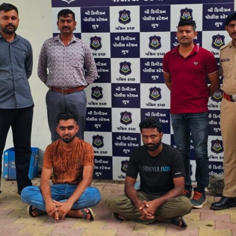 ભુજમાં જુગારના અડ્ડા પર પોલીસનો સપાટો:તરાઈ ફળિયામાંથી પાંચ ઝડપાયા, ₹22,350 રોકડ જપ્ત