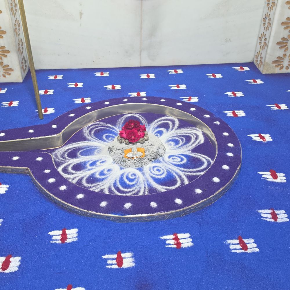 વૈજનાથ મહાદેવ મંદિરે 70 કિલો રંગથી શણગાર:શ્રાવણ માસ નિમિત્તે ભવ્ય ત્રિપુંડની રંગોળી તૈયાર
