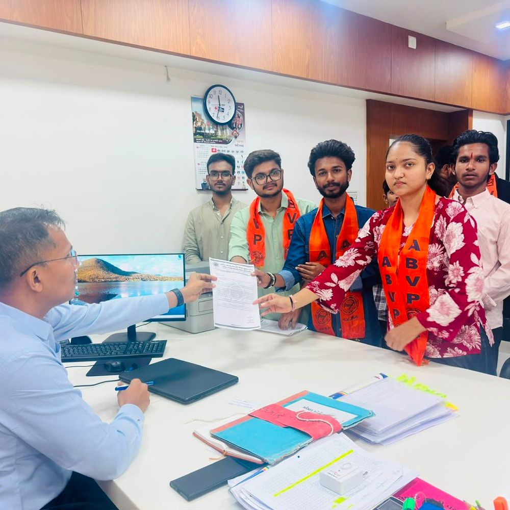 પંચમહાલમાં વિદ્યાર્થીઓની શિષ્યવૃત્તિ બાકી:અખિલ ભારતીય વિદ્યાર્થી પરિષદે કલેક્ટરને આવેદન આપ્યું