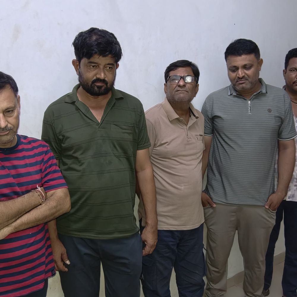 હળવદમાં જુગાર રમતા 6 ઝડપાયા:વૈજનાથ પાર્કમાં પોલીસના દરોડા, ₹63,200 રોકડ સહિત મુદ્દામાલ જપ્ત