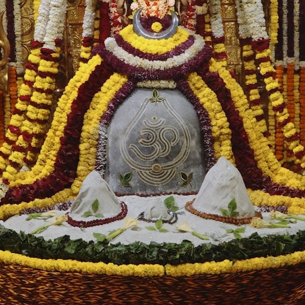 સોમનાથ મહાદેવને શ્રાવણ વદ બારસે દિવ્ય ભસ્મ શૃંગાર:શિવપુરાણ અનુસાર ભસ્મ સૃષ્ટિના અંતનો ગૂઢ સંદેશ આપે છે