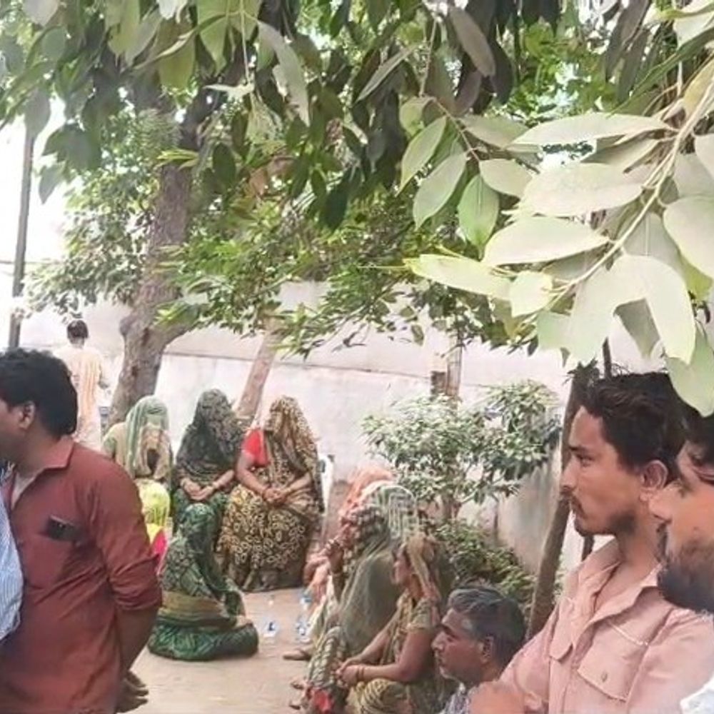 રાણપુરના બરાનીયામાં શિક્ષકે વિદ્યાર્થીનીઓ સાથે અડપલા કર્યાના આક્ષેપ:કાર્યવાહીની માંગ સાથે ગ્રામજનો પોલીસ મથકે પહોંચ્યા, શિક્ષકે આરોપો નકાર્યા