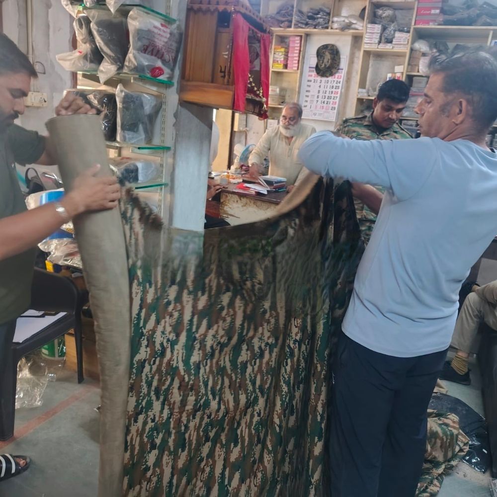 ભુજ-માધાપરમાં બે દુકાનો પર દરોડા:આર્મીના પ્રતિબંધિત યુનિફોર્મનો મોટો જથ્થો ઝડપાયો
