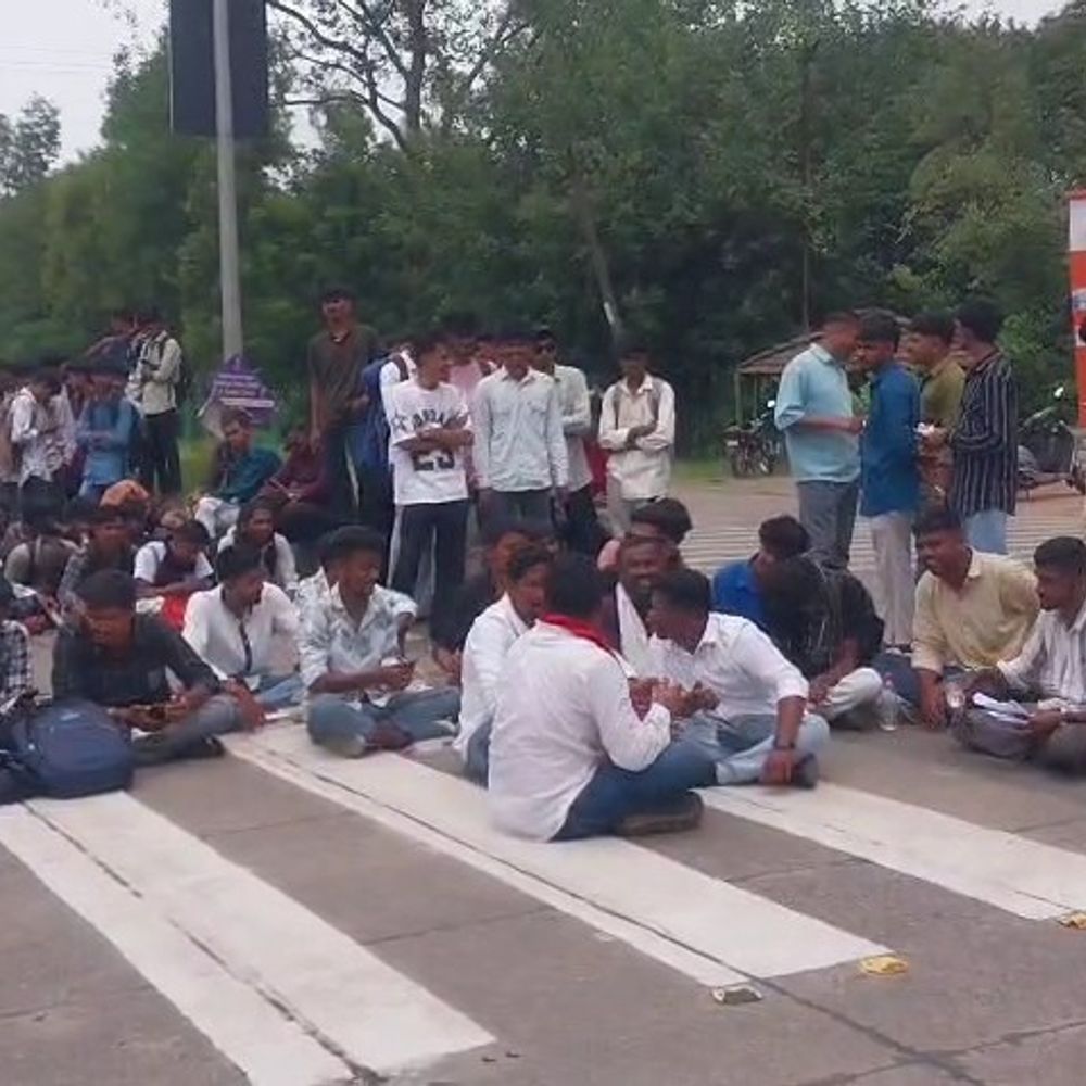 બોય્ઝ વોશરૂમ સહિતની માગ સાથે રોડ પર ચક્કાજામ:તાપીની બુહારીના સ્ટુડન્ટની વિવિધ માગ સાથે વિરોધ પ્રદર્શન, પોલીસે મધ્યસ્થી કરી, ટ્રસ્ટીઓની બાહેધરી બાદ આંદોલન સમેટાયું