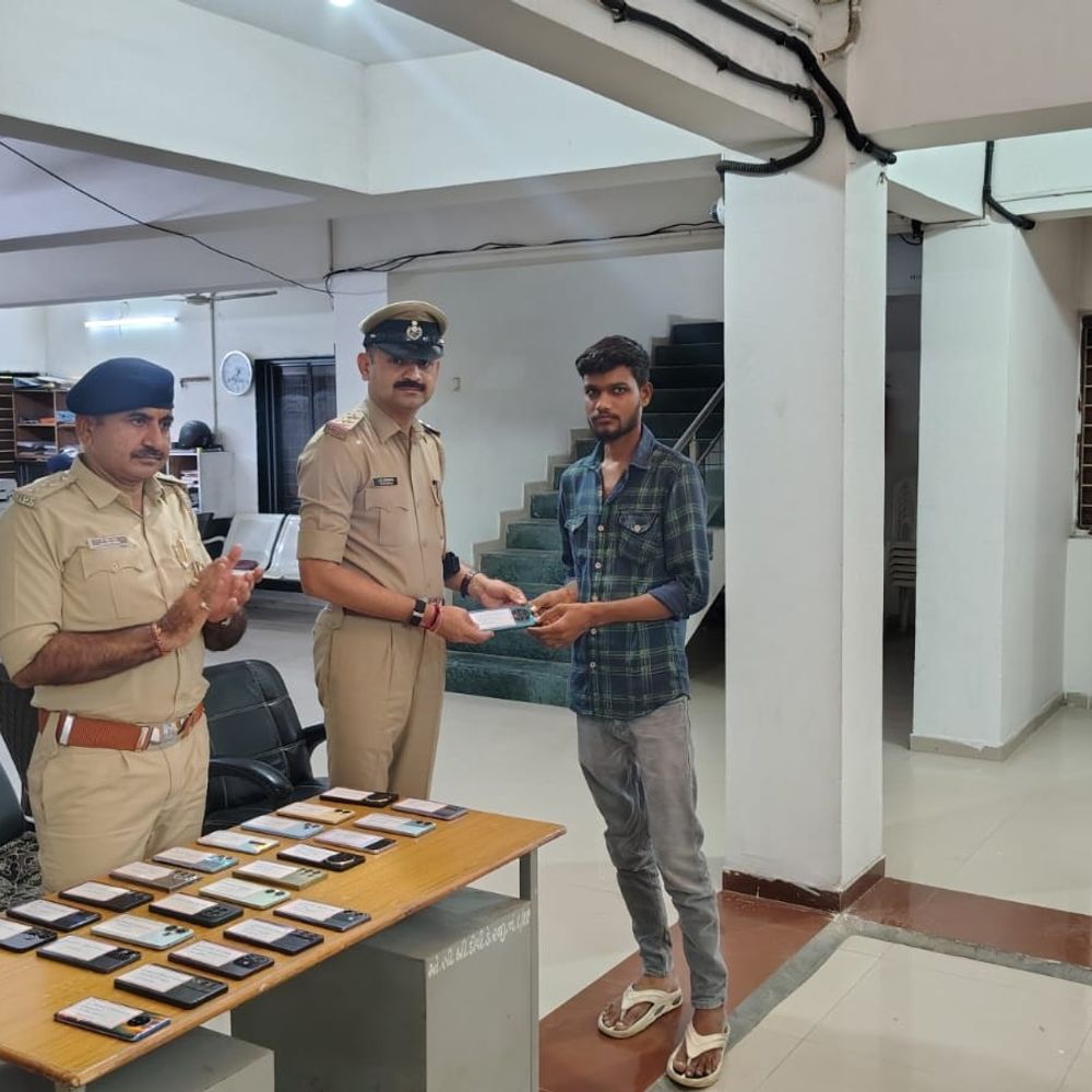 મોરબી પોલીસે 31 ખોવાયેલા મોબાઈલ શોધી માલિકોને પરત કર્યા:CEIR પોર્ટલની મદદથી રૂ. 5.10 લાખના ફોન પરત અપાયા