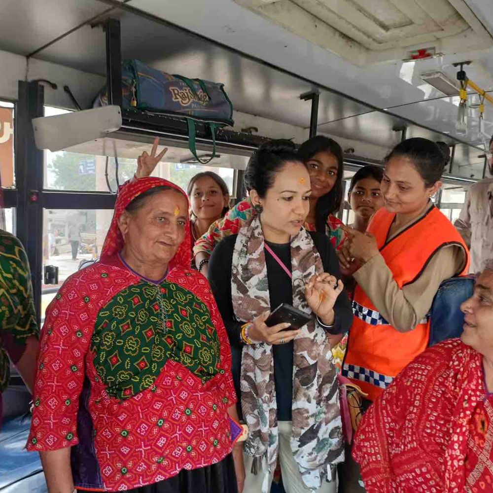 દ્વારકા SHE-TEAM દ્વારા રેલવે, બસ-સ્ટેન્ડ પર અભિયાન:મહિલા સુરક્ષા અને સાયબર જાગૃતિ માટે મુસાફરોને માર્ગદર્શન અપાયું