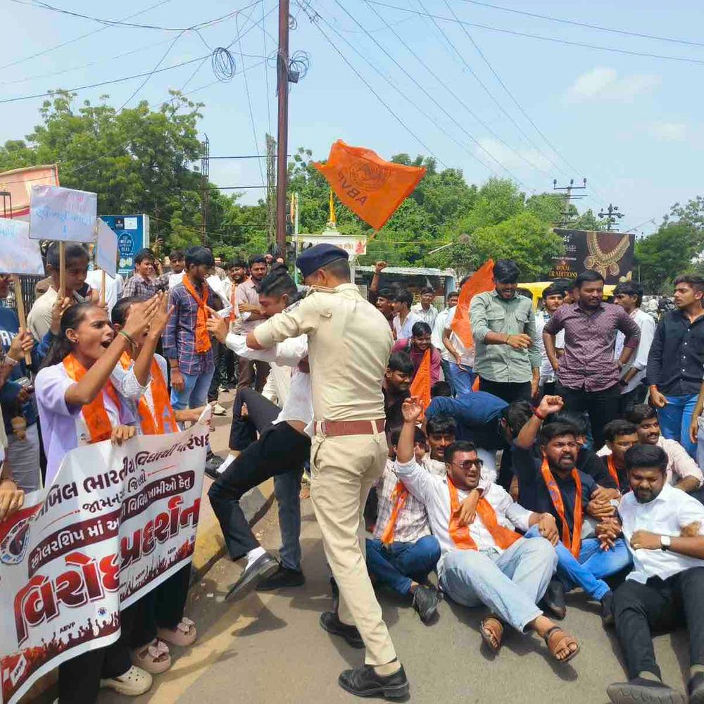 જામનગરમાં ABVPનો સ્કોલરશીપ મુદ્દે વિરોધ, કાર્યકરોની અટકાયત:વિદ્યાર્થીઓને સ્કોલરશીપ ન મળતા ડીકેવી સર્કલ પર પ્રદર્શન