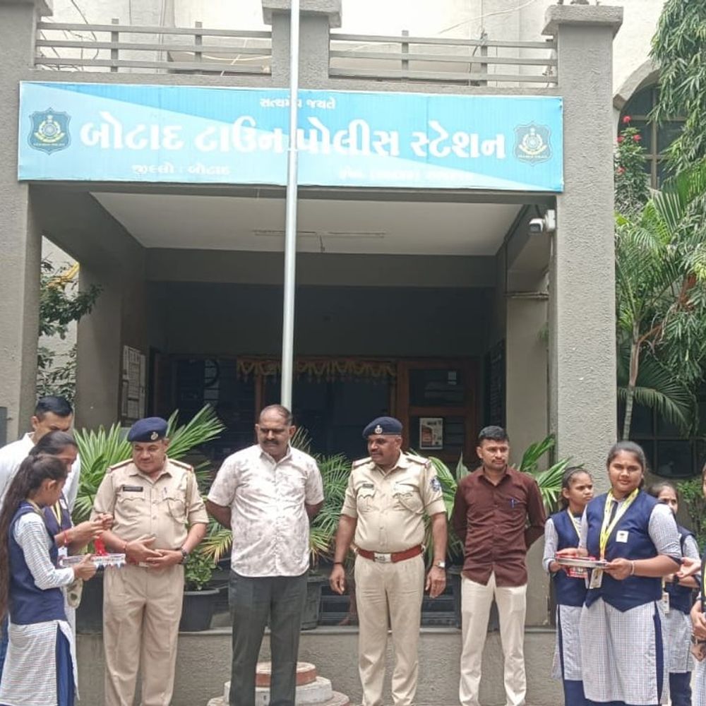 બોટાદમાં શાયોના વિદ્યાલયની વિદ્યાર્થિનીઓએ પોલીસને રાખડી બાંધી:ટાઉન પોલીસ સ્ટેશનમાં રક્ષાબંધનની ઉજવણી કરાઈ