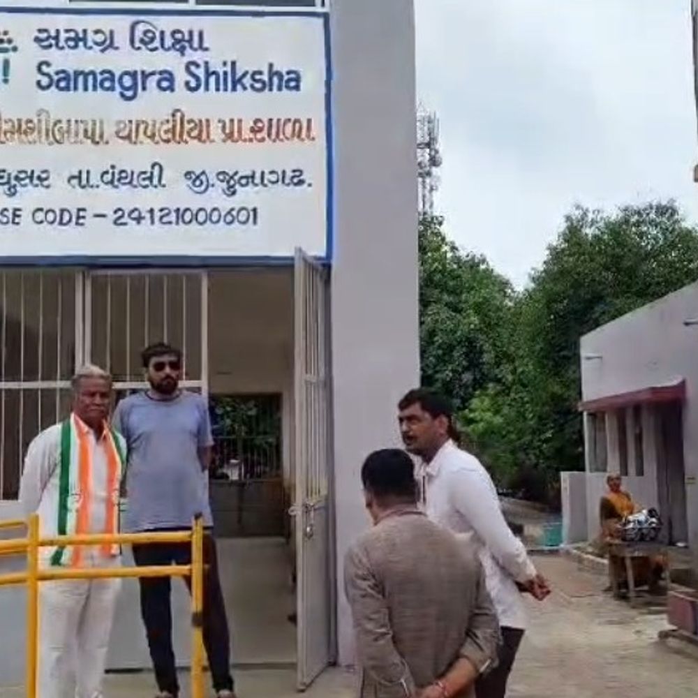 ધંધુસર શાળામાં 325 વિદ્યાર્થીઓ, માત્ર 9 વર્ગખંડ:જિલ્લા કોંગ્રેસ પ્રમુખે મુલાકાત લઈ વર્ગખંડ વધારવા અને શિક્ષકોના ભારણ ઘટાડવા માંગ કરી