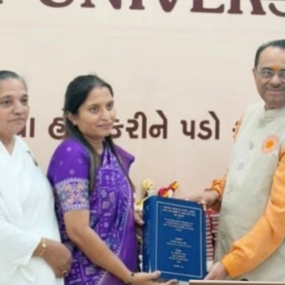 કિલ્લા પારડીના નિલમબેન આહીરે હિન્દી વિષયમાં Ph.D ની પદવી મેળવી:વીર નર્મદ યુનિવર્સિટીમાંથી હિન્દી વિષયમાં ઉચ્ચ પદવી પ્રાપ્ત કરી