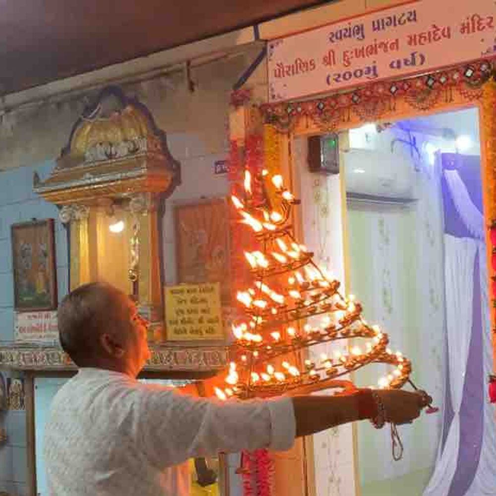 જામનગરના 400 વર્ષ જૂના દુ:ખભંજન મહાદેવ મંદિરે વિશેષ શણગાર દર્શન:શ્રાવણના બીજા સોમવારે 121 દિવડાની ભવ્ય મહાઆરતી યોજાઈ