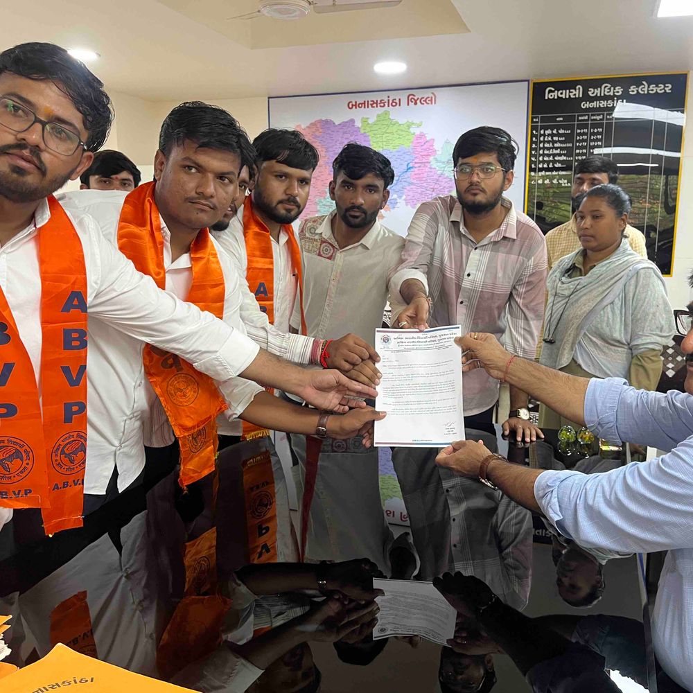 બનાસકાંઠામાં વિદ્યાર્થીઓની શિષ્યવૃત્તિ અટવાતા ABVPની કલેક્ટરને રજૂઆત:શિષ્યવૃત્તિની અરજીઓ લાંબા સમયથી પેન્ડિંગ હોવાથી વિદ્યાર્થીઓ મુશ્કેલીમાં આવેદનપત્ર અપાયું