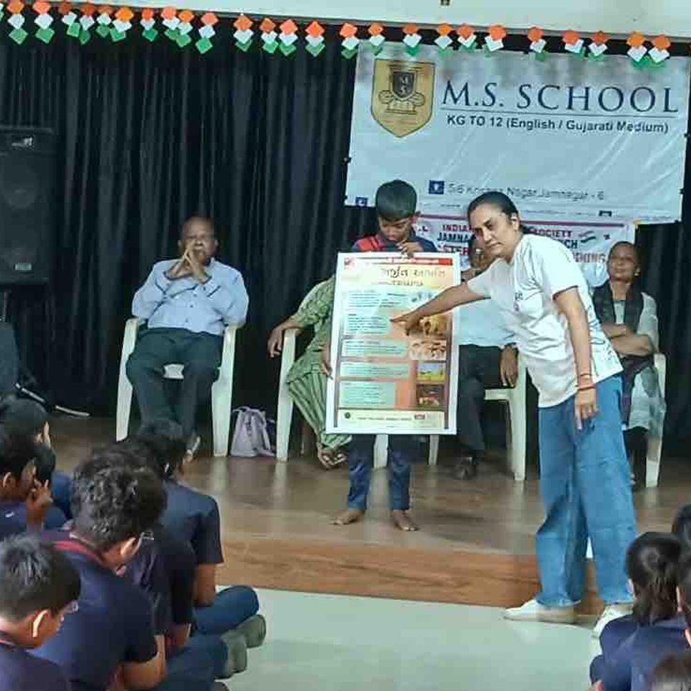 M.S. School માં ડિઝાસ્ટર મેનેજમેન્ટ તાલીમ કાર્યક્રમ:જામનગર રેડક્રોસ સોસાયટીના સહયોગથી વિદ્યાર્થીઓને અપાઈ પ્રેક્ટિકલ તાલીમ