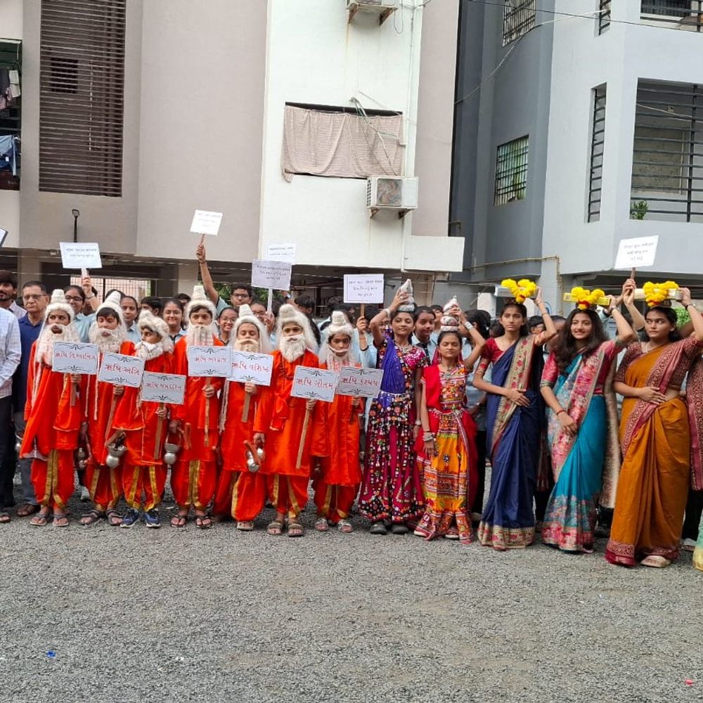 મોરબીની નિર્મળ વિદ્યાલયમાં સંસ્કૃત ગૌરવ યાત્રાનું આયોજન:વિદ્યાર્થીઓ ઋષિ-મુનિ વેશભૂષામાં જોડાયા, મહાનુભાવોએ ઉત્સાહ વધાર્યો