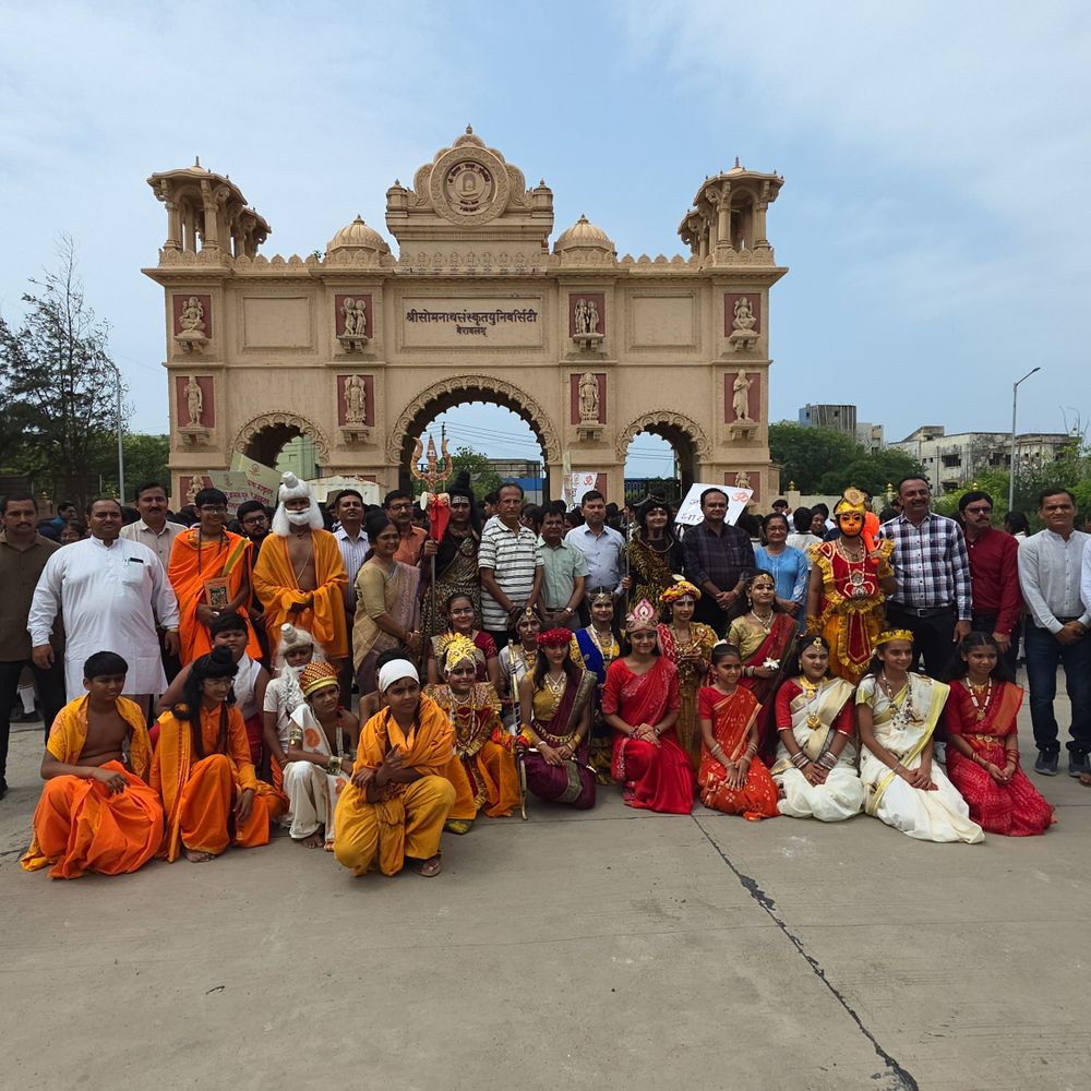 વેરાવળમાં સંસ્કૃત ગૌરવ યાત્રા નીકળી, સપ્તાહનો પ્રારંભ:આંબેડકર ગાર્ડનથી સંસ્કૃત યુનિવર્સિટી સુધી યાત્રા, વિવિધ કાર્યક્રમો યોજાશે