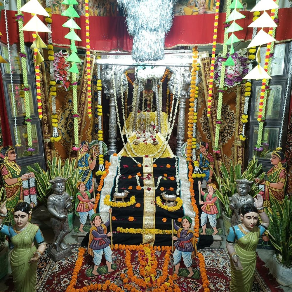 પાટણના ગોપીનાથ મંદિરમાં શ્રાવણ માસના મનોરથ:ભગવાનને સુંદર રાજદરબાર સ્વરૂપે સજાવાયા, ભક્તોએ દર્શનનો લાભ લીધો
