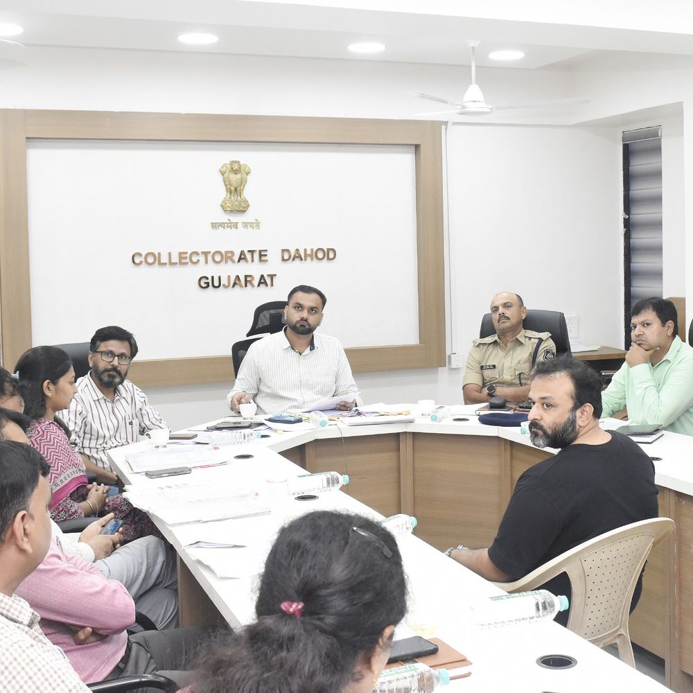 દાહોદમાં જિલ્લા સ્વાગત કાર્યક્રમ યોજાયો:DDO હિરેન બારોટે સમયસર પ્રશ્નોના નિકાલની સૂચના આપી