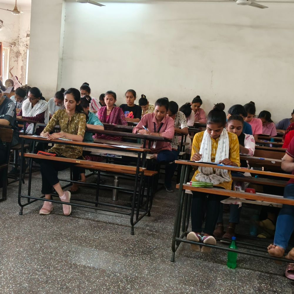 LLB સેમ.1,2 નું 6 માસ બાદ પણ પરિણામ બાકી!:સૌરાષ્ટ્ર યુનિવર્સિટીનો પરીક્ષા વિભાગ રિઝલ્ટ જાહેર કરવામાં નબળો પૂરવાર, વિદ્યાર્થીઓમાં ભારે રોસ
