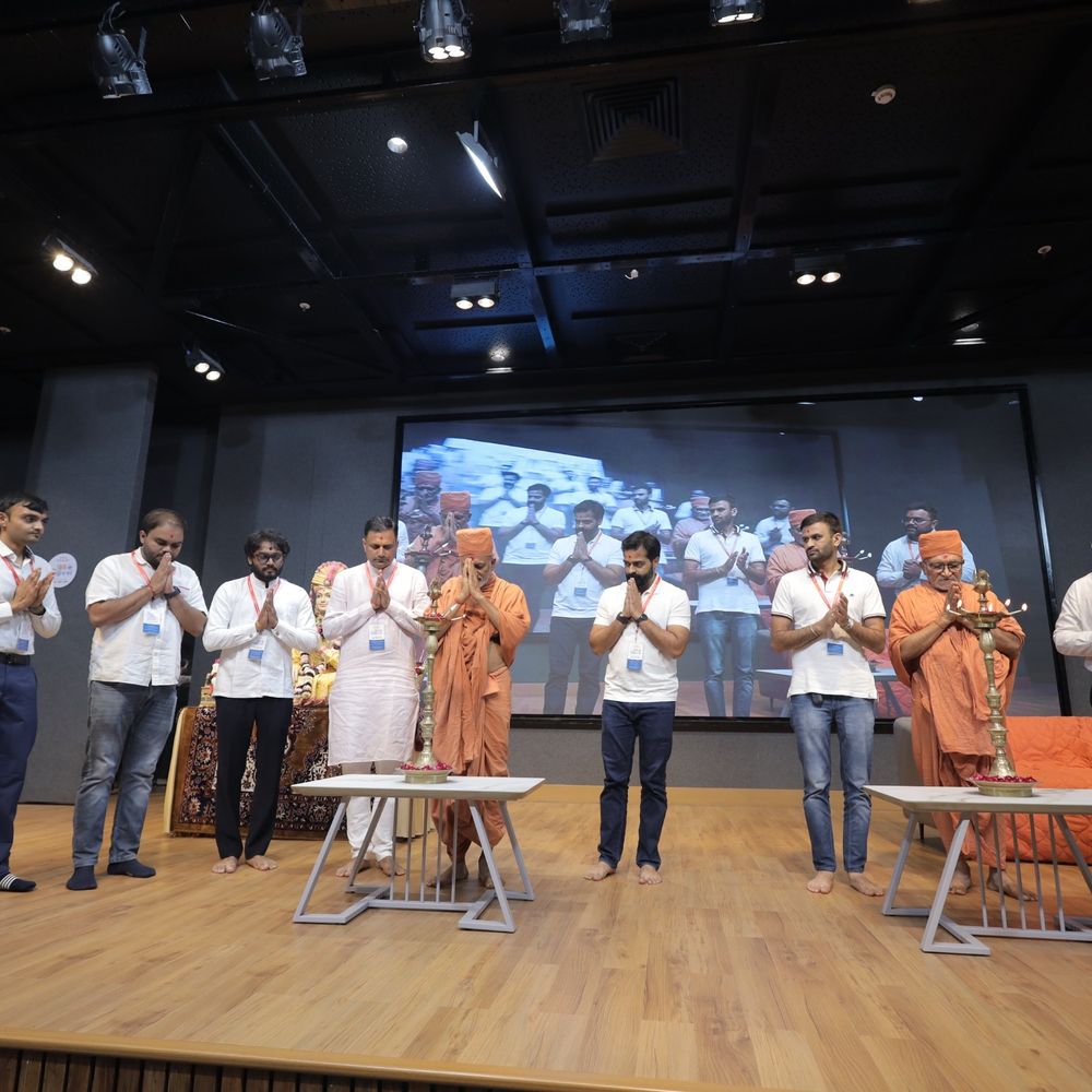 સુરતમાં સ્વામિનારાયણ ગુરુકુળ દ્વારા યુવા અભ્યુદય પર્વ યોજાયું:વિદ્વાન સંતોએ જીવન વિકાસ અને સમયના મહત્વ અંગે પ્રેરણાદાયી વક્તવ્યો આપ્યા