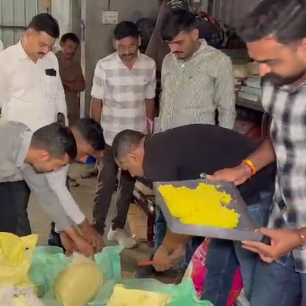 સુરતમાં નકલી અખાદ્ય માવા-મીઠાઈના મોટા ગોરખધંધાનો પર્દાફાશ:723 કિલો નકલી અખાદ્ય માવો અને મીઠાઈ ઝડપાઈ, રંગ ભેળવેલા ડુપ્લિકેટ માવાથી 3 વર્ષથી મીઠાઈ બનાવતો