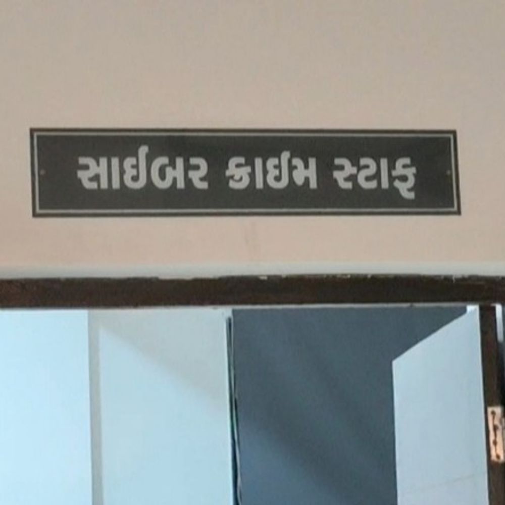 મીરાપાર્કના યુવક સાથે ₹3.26 લાખની ઠગાઈ:શખસે બેન્ક કર્મચારીની ઓળખ આપી નવુ ક્રેડિટ કાર્ડ કાઢી આપવાના બહાને OTP મેળવી 4 ટ્રાન્જેક્શન કર્યાં
