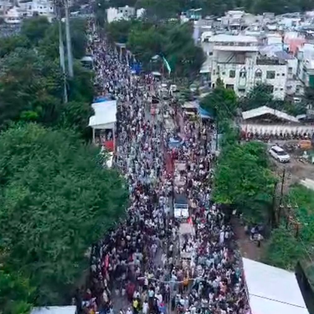 વડોદરામાં ઈદ-એ-મિલાદની ઉત્સાહભેર ઉજવણી, ડ્રોનનો નજારો:વિવિધ મસ્જિદોમાં વહેલી સવારથી જ મુસ્લિમ સમાજના લોકો ઈદની વિશેષ નમાજ અદા કરવા ઉમટ્યા, સુરક્ષા માટે ડ્રોનથી સર્વેલન્સ કરાયું