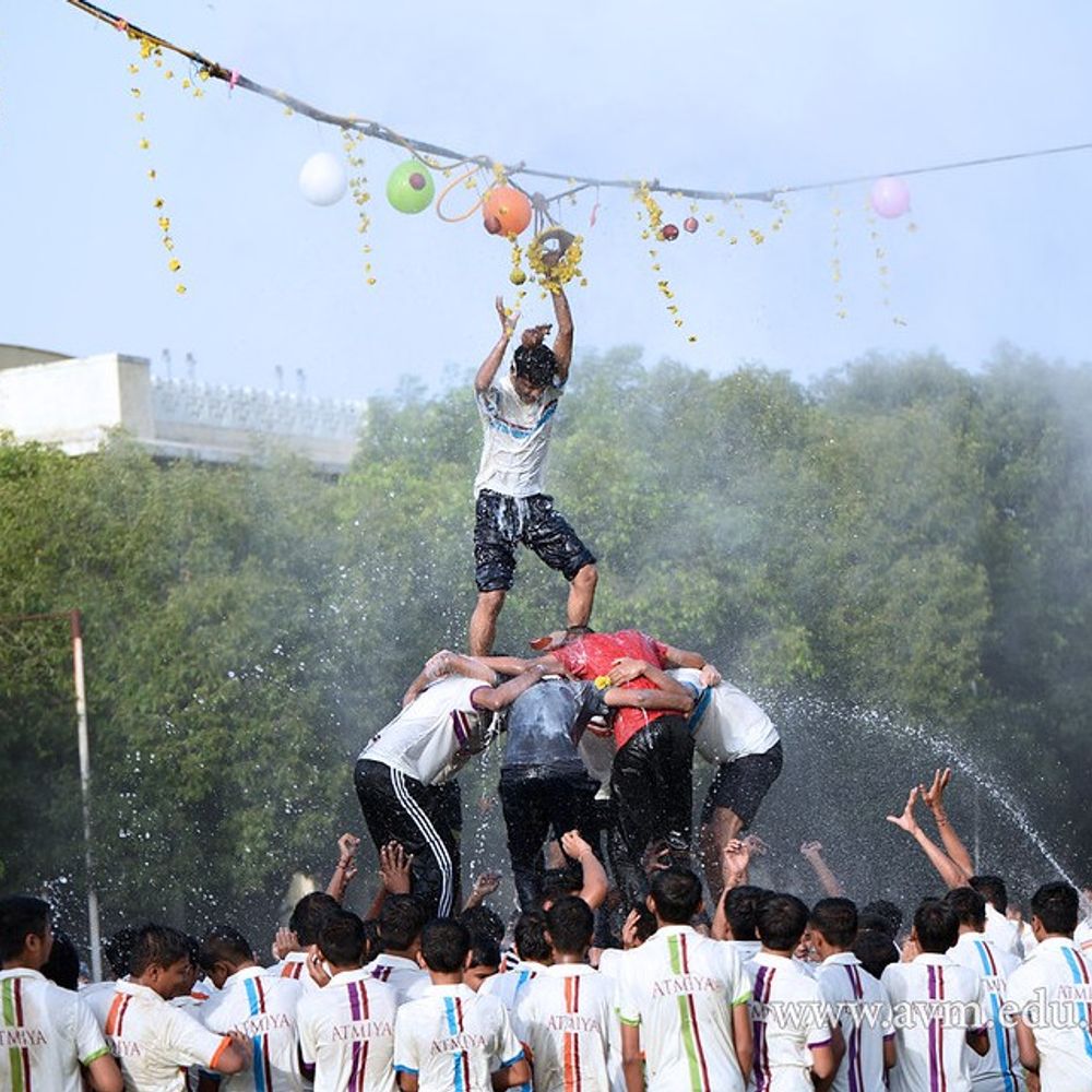 રાજકોટમાં પ્રથમવખત 'મટકીફોડ' સ્પર્ધા યોજાશે:મનપા દ્વારા ચૌધરી હાઈસ્કૂલ ગ્રાઉન્ડ ખાતે યોજાનાર સ્પર્ધા માટે ઓનલાઈન રજિસ્ટ્રેશન થશે, વિજેતાઓને રૂ.1થી 1.50 લાખ સુધીના ઇનામો