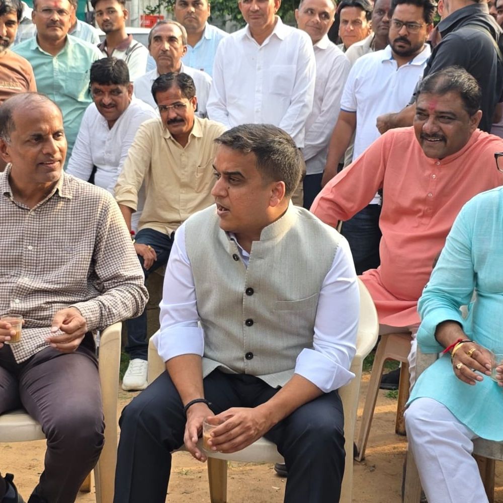 'સાહેબ, ચા નથી પીધી' કહેતાં જ પહોંચી ગયા:ગાંધીનગરમાં હર્ષ સંઘવીનો અનોખો અંદાજ, પ્રોટોકોલ ભૂલી ચ-0 સર્કલની સામાન્ય કિટલી પર પ્લાસ્ટિકની ખુરશીમાં બેસી ચા પીધી