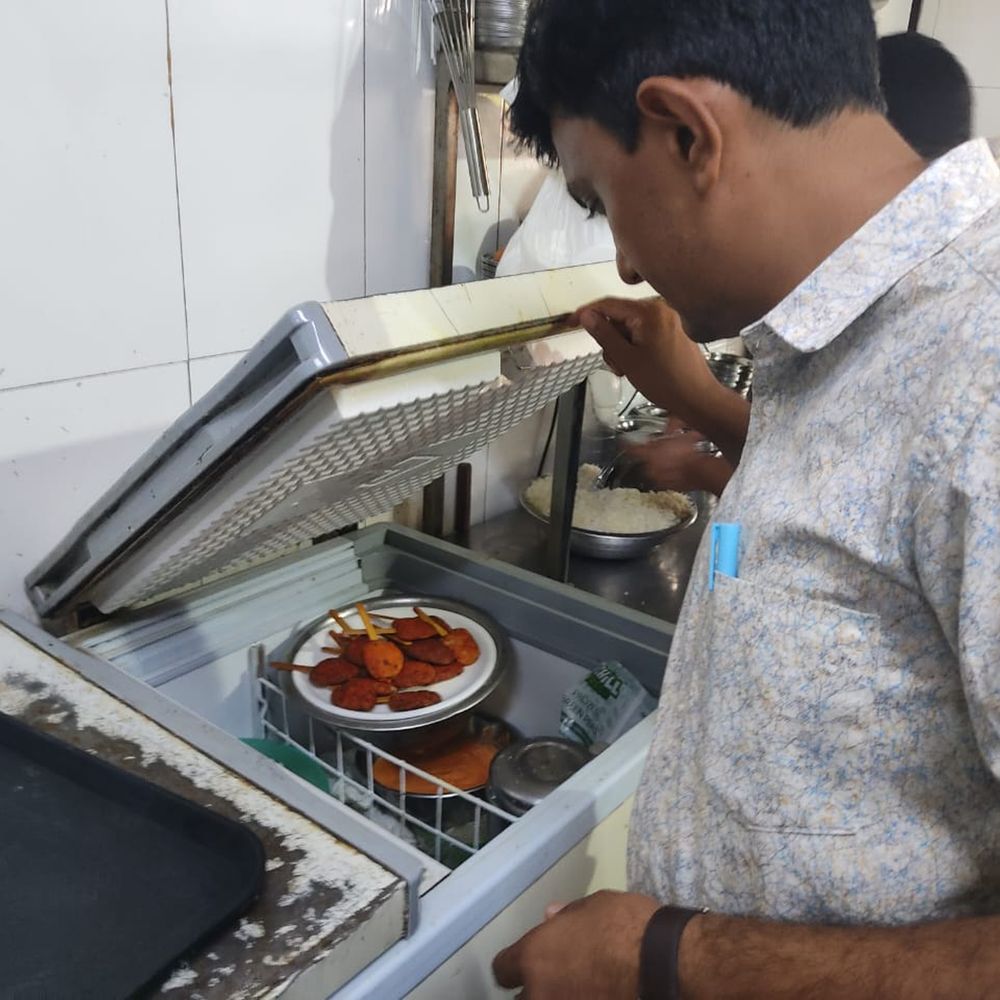 9 હોટલ-રેસ્ટોરન્ટમાં ચેકીંગ, 121 કિલો અખાદ્ય સામગ્રીનો નાશ કરાયો:દ્વારકામાં તહેવાર પૂર્વે ફૂડ વિભાગની તપાસ, બે એકમને નોટીસની ભલામણ‎